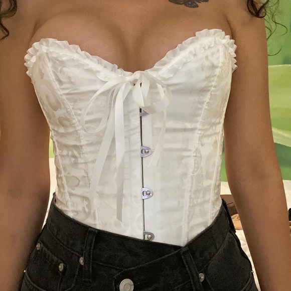 White corset - Picture 2 of 3
